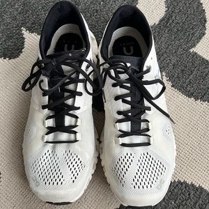 Women’s Size 7.5 White On Running Shoes 💖